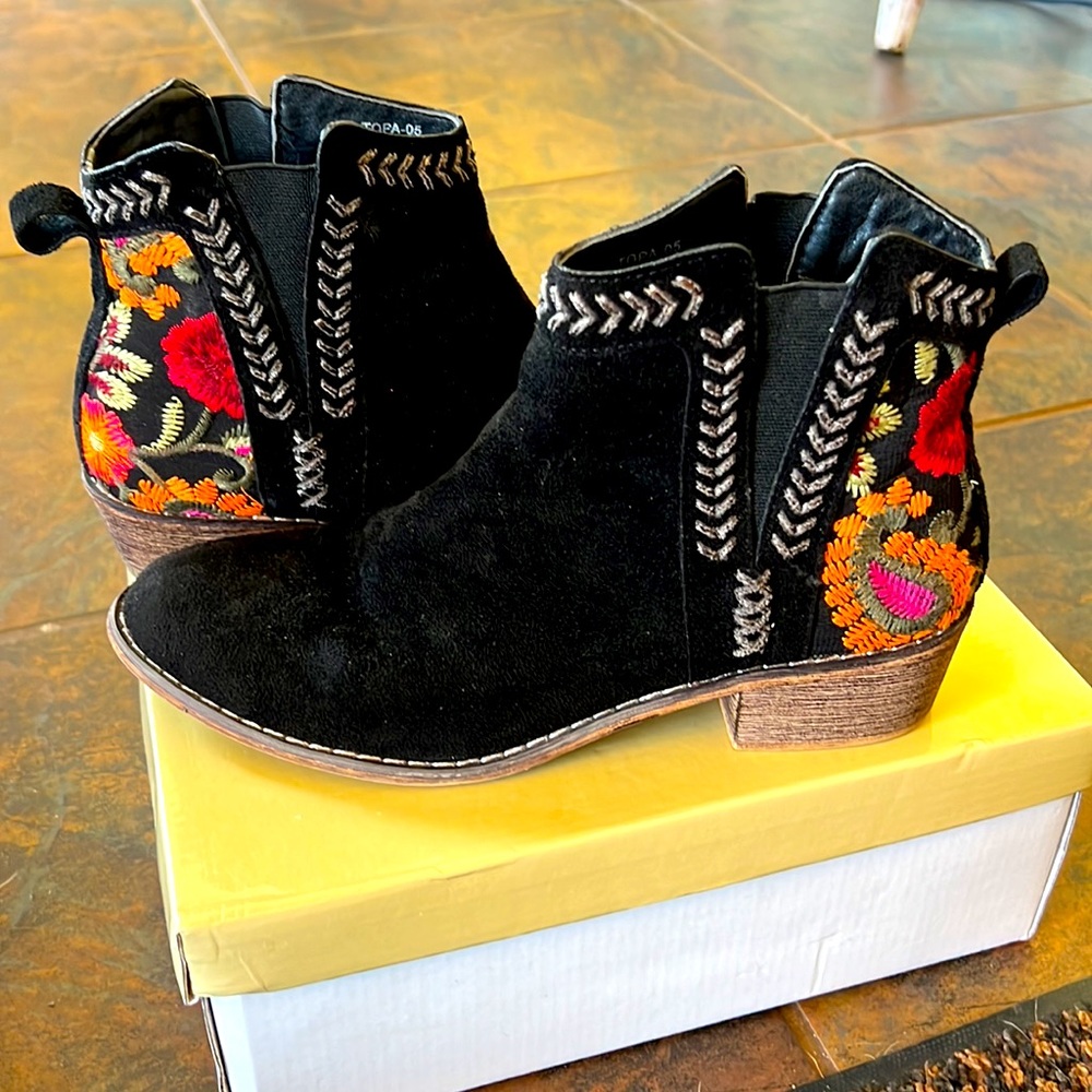Tiara embroidered ankle boots, 6.5